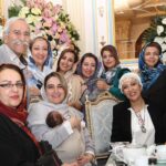 Pantea Bahram Instagram - خانواده من يادآور مفهومِ كلاسيك خانواده ست. حامي، دلگرم كننده، خنده بر لب و عاشق. باشيد باشيد ساليان سال و سايه تان مستدام بر سرم 🙏🏻❤️💙 و البته مادر كه هميشه و با قدرت هست و عطر نفسهايش را حس ميكنيم 🦋🍀 #خانواده #خانواده_عشق #پدر #خواهر #برادر # عكسها : مهتاب مير @mahtabmir_photography