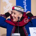 Pantea Bahram Instagram - وقتتان را تلف نکنید دوستان من اگر دنبال حاشیه بودم سالی که فیلم «من مادر هستم »سالی که «بی خود و بی جهت» سالی که« بلوک ۹ ...».....راهِ دور چرا ؟ همین امسال که فیلم « آینده» از مسابقه ی جشنواره بیرون ماند ! اعتراض ،یا سرو صدا به جهت دیده شدن !!!!!؟؟؟؟، میکردم. البته شاید اینهمه سکوت در طول بیست و چند سال کار تصویر هم، جایز نبود. شلوغ نکنید و آدرس غلط به مردمِ ساده دل ندهید .موضوعاتی بس مهمتر در جامعه برای پرداختن هست ! من سالهاست که یک ارتش تک نفره ام. به تنهایی از حق ام دفاع کردم و میکنم. ! ترس از زنانِ قدرتمند، زنانی که میخواهند یک رو باشند خود خودشان باشند،یک اپیدمیِ جهانی ست و در ایران بیشتر. با حاشیه سازی حاشیه نشین نخواهم شد! (در ضمن لباس و کلاه م قدیمی ست مثلِ خودم و کارِ دستِ زنانِ ترکمن صحراست) #شنای_پروانه #حاشیه_هنرمندان #پانته آ بهرام #پانته آ_بهرام