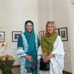 Pantea Bahram Instagram - ما «اختلاف »نداریم ،اگر بپذیریم که، «مختلفیم»! نمایشگاه پیام ایرایی لبریز از رنگ است ،همچنان که ما انسان‌ها. ! نژاد و رنگ و گونه و مذهب و خُرده مذهب و دارایی و گرایشات جنسی متفاوت و ….. نشان تنوع ماست نه دلیلی برای نزاع. «صلح »دقیقا زیرِ سایه ی مطبوعِ این پذیرش، در انتظارِ انسانِ خردمند نشسته است ! عشق و آرامش بر شما باد 💙💜❤️💚💛🤍