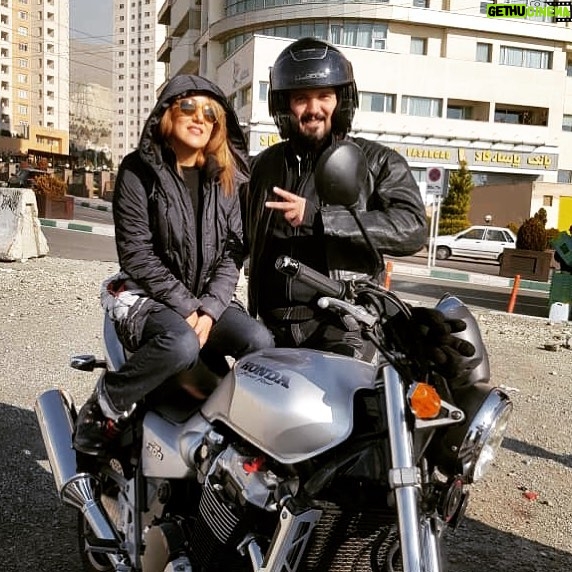 Pantea Bahram - 43.9K Likes - نميدونم اولين نفري كه گفت: "انگار همين ديروز بود...." چه كسي بود! 😁ولي قطعا وصف حال خيلي از ماهاست بعد از تموم شدن يه دوران خوش و خاص. امروز سكانس آخر فيلم آينده أخذ شد و تمام. ! أين عكس البته مال روزاي اوله. يادم ميمونه كه چه همبازي و همراهِ گرم، شيرين و حرفه اي ي بودي كامبيز ديرباز 💙❤️ #آينده #كامبيز_ديرباز #پانته_آ_بهرام #سينما