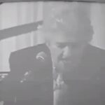 Pantea Bahram Instagram - “اهل سیاست، به قداست زندگی نمی اندیشد"، بلکه زندگان را تنها، به مثابه وسایلی ارزیابی می کند، که عندالاقتضاء باید بی درنگ قربانی پیروزی او شود در جهان هیچ چیز شرطِ هیچ چیز نیست. ... در این زمانه هنر چیزی ست در حد تنقلات #احمد_شاملو #سیاست_کثیف#هنر #هنرمند این ویدئو تمرینِ شنیدن است!