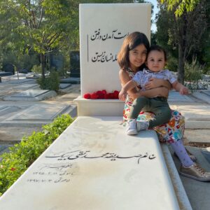 Pantea Bahram Instagram - گندم جانم هامون عزيزم ! بزرگترين حسرتم براي شما اين است كه با او نَزيستيد، آنگونه كه من فرصتش را داشتم! من در او روييدم و با او باليدم ! دستهايش را در روزهاي بلوغ و سختيهاي بزرگ شدن فِشُردم. شانه هايش را در عاشقي ها و ناكاميهايم داشتم و حمايتش را هرگاه كه حس ميكردم جهان به من پشت كرده است. 
هرچند صدايش را، عطرِ جامه هايش را، لبخندِ ثابت مانده در عكسهايش را دارم، اما ....
دلتنگي .....
مادر بزرگتان فرشته ي عشق بود. 
او معناي مادري را تكميل كرد و رفت ! و حتي اجازه نداد فرصتِ پرستاريش را پيدا كنيم!
نستوه و استوار در جانِ جهان جاودانه شد

#مادر #عشق 
#motherhood