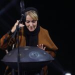 Pantea Bahram Instagram - آیا اين لحظه را در برنامه ي همرفيق ديديد؟ البته كه نه !چون تقطيع و حذف جزئي از فرآيند برنامه سازي در ايران أست. در ٤٨ ساعتِ گذشته پيگير فايل اصليِ برنامه بودم تا نسخه ي كاملِ لحظه ي اظهار نظر خواهرم را پخش كنم كه متاسفانه بدليل گذشتِ زمان و در دسترس نبودنِ دوستانِ برنامه ساز اينكار ميسر نشد. (هر جاي جهان كه هستند شاد و سلامت باشند انشالله!!)آنشب گفتگو ي ما به اينجا رسيد كه بچه هاييكه در فضای مجازی فعاليت و توليدِ اثر ميكنند آيا ميتوانند با ٢٠ ميليون فيلم كوتاه بسازند ؟ (که با بی توجهی تدوینگر حذف شد) و خواهركِ من، كه پيش از اين هرگز جلوي دوربين نرفته بود و اضطرابش كاملا هويداست ، خواست مثلا زبانِ مادری را پاس بدارد و به جاي لِوِلِ هنري و به اشتباه از كلمه ي طبقه استفاده كرد با اين منظور كه بگويد: براي اين سطح از توليدِ فيلمِ كوتاهِ مجازي ،٢٠ ميليون قطعا كافيست!! این اشتباه به ناگاه ما را در صدر اخبارِ مهم !!!!!!!!! روز قرار داد ! باری … شما را با دهانهاي خوشبويتان تنها مي گذارم. كاش مي دانستيد كه چرخدنده هاي نفرت ابتدا خودتان را لِه خواهد كرد ! #پانته آ_بهرام #رکسانا_بهرام #رفیق #همرفیق