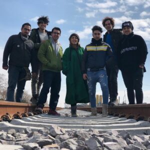 Pantea Bahram Instagram - پُر مهر نگاه كرد. حرفه اي تصوير برداشت.!🍀
با سعید براتی نازنین مدیر فیلمبرداری فیلم« آینده» و گروه دوست داشتنی ش. «آینده» به کارگردانی امیر پورکیان. فیلمی که به جشنواره امسال نرسید اما کال هم نماند 😉💚