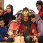 Pantea Bahram Instagram – همينجوريه. 😎از دو روز قبل و بعدِ تولدم هِي پيام ميگيرم ازتون ،دايركت ،(راستي  تك تكو مي خونما ! 👍🏻)هي ذوق ميكنم ، هي از خودم خوشم مياد كه يه جوري همينجوري دلتونو بردم 😜 چقدر ماهين همه تون آخه 🌙همه ي رفقا ، همكارا ، دنبال كننده ها، خانواده هاي دور و نزديك😅 سببي و نسبي ! و مهربونايي كه توو اين عكس هستن و مهربونايي كه توو عكس نيستن 💙💙🔆والللا راضي به زحمت نبوديم 🤩
#زادروز
