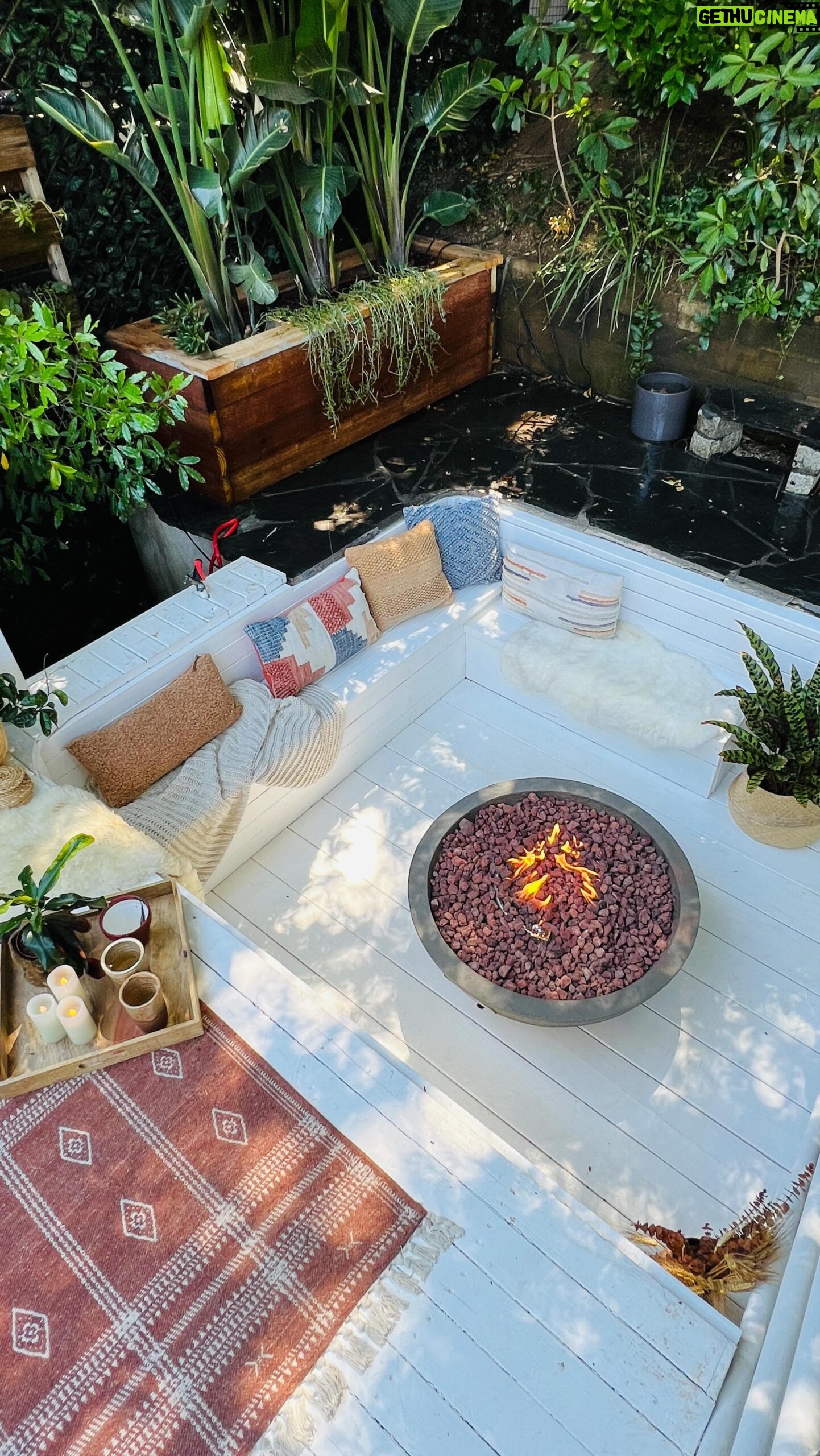 Paola Nuñez Instagram - Decidimos cambiar nuestro jacuzzi por un fire pit deck.