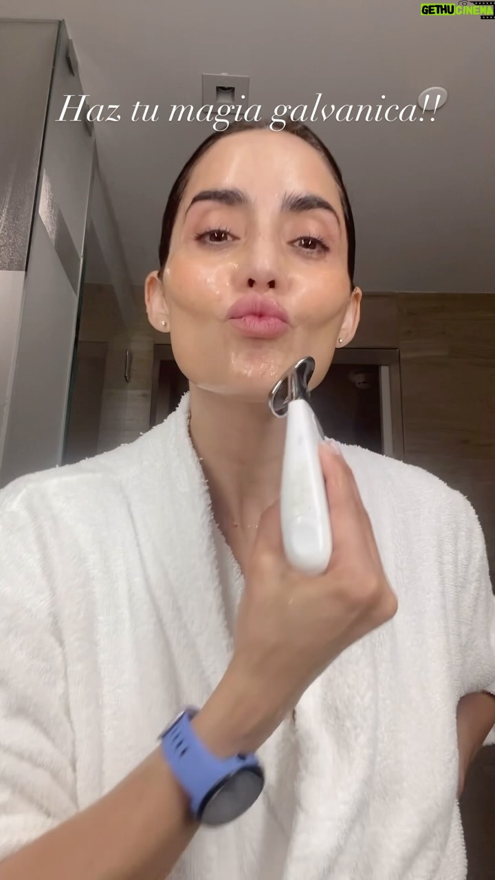 Paola Nuñez Instagram - Galvanic spa disponible en @skingenetica asi como las mascarillas: Power mask and Nutricentials