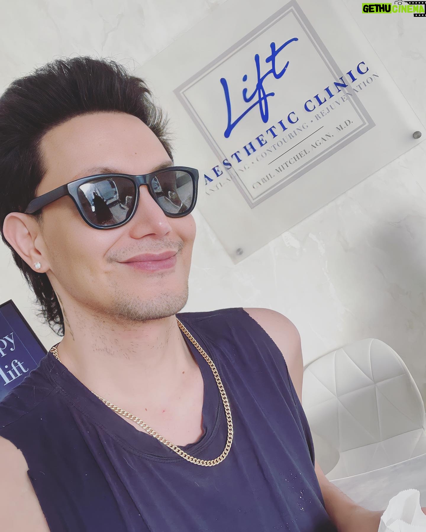 Paolo Ballesteros Instagram - Earlier today at @liftclinicph 😉 @dr_cyril_mitchel 😎 @jantancon