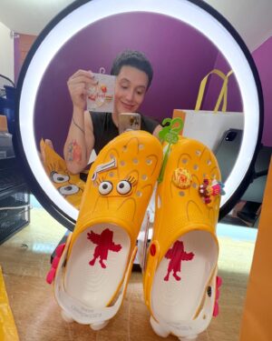 Paolo Ballesteros Instagram - Yey! Thanks @mcdo_ph sa pa-crocs 🫶🏻💛 
*shoutout sa pilik, jan ka lang 😝 magpractice pa si Mama Pao laturz 😅
