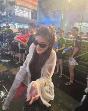 Parada Thitawachira Instagram - 💙ปิ้ว ปิ้ววว สุขสันต์วันสงกรานต์นะคะ 😊