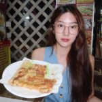 Parada Thitawachira Instagram – มาทะเลเป้าหมายคือ ดำน้ำ ดูพระอาทิตย์ตกดิน และ กินโรตีค่า 😅 รูปนี้เป็นเซ็ทสุดท้ายจากหลีเป๊ะ จะบอกว่า มากกว่าทะเลสวยคือคนสตูลน่ารักยิ้มแย้มทุกคนเลย ประทับใจมากค่ะ 😊🤍 ไว้เจอกันใหม่นะหลีเป๊ะ