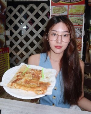 Parada Thitawachira Instagram - มาทะเลเป้าหมายคือ ดำน้ำ ดูพระอาทิตย์ตกดิน และ กินโรตีค่า 😅 รูปนี้เป็นเซ็ทสุดท้ายจากหลีเป๊ะ จะบอกว่า มากกว่าทะเลสวยคือคนสตูลน่ารักยิ้มแย้มทุกคนเลย ประทับใจมากค่ะ 😊🤍 ไว้เจอกันใหม่นะหลีเป๊ะ
