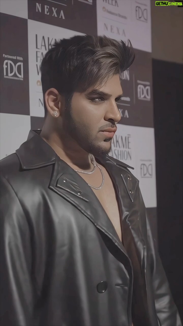 Paras Chhabra Instagram - At @lakmefashionwk for @collectlurid 👊😎 @thepitchgray @yashmunjal01 #lakmefashionweek #rampwalk #ramp #showstopper #paraschhabra #lurid #streetstyle #streetwear #lakmestreetstyle