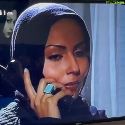 Parastoo Salehi Instagram - دروغ چرا امروز موقع بازپخش سریال هنگامه بعد از نوزده سال، گریه کردم خودمم یادم رفته بود قبلا چیکاره بودم اونهمه سال کار و زحمت انگار شده باد هوا ... هی از خودم پرسیدم کی مقصره؟ دیدم هیچکس، فقط خودم. زبان سرخ سر سبز می دهد بر باد !!! به خودم گفتم خب الان راضی هستی؟ چی درست شد!؟ گیریم که حرفاتم همیشه زدی، سکوتم نکردی، اوضاع فرقی کرد؟ مملکت آباد شد؟ یکی رفت یکی بدتر اومد و درد مردمم ذره ذره شد خروار ... عاقبت کله ای که باد داشت و همیشه بوی قرمه سبزی میداد، شد غربت. شایدم دارم خودمو گول میزنم که انتخاب خودمه و راضی ام. تهه همه ی این حرف ها دلم برای بازیگری تنگ شده برای دوربین، بوم صدا، آیینه گریم، چایی های راه به راه پشت صحنه و ... نزدیک شصت تا سریال و فیلم تلویزیونی و سینمایی بازی کردم که حتی خودمم خیلی هاشونو یادم نیست چه برسه به یاد مردم ... واقعا وقتی حال من کمترین امروز با دیدن یک کار قدیمیم اینه، حال فردین و ناصر ملک مطیعی و رضا بیک ایمانوردی و بهروز وثوقی و پوری بنایی و فروزان و بهمن مفید و وحدت و مرتضی عقیلی و ... حال اونا چجوری بوده وقتی تو اوج، درست تو نقطه ی اوج پرواز بال هاشونو قیچی کردن !؟ لعنت به این بغض 😭😭😭 میگن آه مظلوم میگیره چرا سیاستمداران ما روز به روز گردنشون کلفت تر میشه پس!؟ خیلی ها میگن تقاص تو این دنیاست خدایا میشه تقاص پس دادن باعث و بانی های همه اینارو من ببینم و بمیرم 🙏🏻🙏🏻🙏🏻🙏🏻🙏🏻 . . #پرستو_صالحی #پرستو_صالحی #بازیگر #سینما #تلویزیون #تئاتر #parastoo_salehi #parastoo_salehi