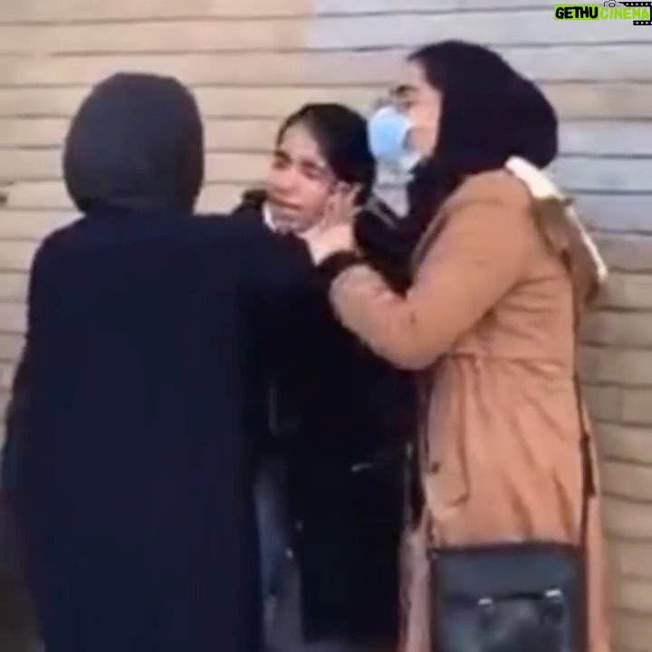 Parastoo Salehi Instagram - برای یکبار هم که شده صدای عدالت خواهی خودتون رو به گوش دنیا برسانید فیفا را مطلع کنید، پای دختران سرزمینمان بایستیم . حکومت هایی که ظلم درشون نهادینه شده دیگه از بازتاب بیرونی و بین المللی هیچ رفتاری نمی ترسند، دیگه نگران عکس العمل مردمی و جهانی نیستن، مثل بچه هایی که خیلی دعواشون کردن و کتک خوردن خیره و وقیح میشن و دست به هر جنایت و کثافتی می تونن بزنن، برای بقای خودشون ... اینجا ایران است یه صورت دخترانش اسپری فلفل میزنند، نه برای تظاهرات و به قول خودشان اغتشاش و اقدام علیله امنیت ملی، برای ذوق تماشای فوتبال ... اینجا ایران است در سرزمین من زن بودن عین جنس دست دو بودن است در سرزمین من هنوز زن را به جرم زن بودن سر می برند، در سرزمین من دختران را به زور ضرب و شتم سوار ماشین های کشت ارشاد می کنند و ما تنها عکس العملمان فیلم گرفتن با موبایل و زیر زیرکی فحش دادن است،در سرزمین من دموکراسی یعنی کشک، در سرزمین من برابری یعنی پشم، در سرزمین من شعار استقلال آزادی فقط یک شعار بود برای رسیدن به قدرت. در سرزمین من اما برای ترانه ی خلیج فارس ابی رگ های گردنشان متورم می شود. در سرزمین من، راه دشواری ست زن بودن. . به اشک چشم دختران سرزمینم قسم تا زمانی که زنان را با عزت و احترام به ورزشگاه ها راه ندهند فوتبال نگاه نخواهم کرد، کاش مردان و ورزشکاران سرزمینم تحریم می کردند رفتن به ورزشگاه ها و هر آنچه توهین به مادر و خواهر همسرانشان است را ... کاش روزی برسد که دیگر ما هیچ، ما نگاه نباشیم 🙏🏻🙏🏻🙏🏻🙏🏻🙏🏻🙏🏻🙏🏻🙏🏻🙏🏻🙏🏻 @fifaworldcup . #پرستو_صالحی #پرستوصالحی #بازیگر #سینما #تئاتر #تلویزیون #آزادی #راه_دشوار_زن_بودن #دموکراسی #فوتبال #ایران #همبستگی