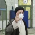Parastoo Salehi Instagram - این روزها که تصاویر مردم در ایران رو می بینم در صف ها و فروشگاه ها در تجمعات و تظاهرات ها، بغض رهام نمیکنه، وقتی ایرانم بودم هم همین بود ... ولی وقتی دوری از مردمت، از سرزمینت یک جور دیگه بی تاب میشی برای همه چی... من اینجا نفس که میکشم تو دلم میگم چرا مردم سرزمین من نباید هوای پاک داشته باشند چرا نباید آزاد باشند چرا نباید آرامش داشته باشند😭 نمی دونم درد و رنج مردم ایران کی به پایان میرسه کشوری با اونهمه منابع و نفت و ... شدیم مثل کشورهای قحطی زده، چرا؟ چون سیاستمداران ما با تمام دنیا سر جنگ دارند چرا؟ چون به اسم دین دیکتاتوری راه انداختن چرا!؟ چون فقط انرژی هسته ایست که حق مسلم ماست، نان و آب و هوا و ... یعنی کشک، انرژی هسته ای وقتی پدر شرمنده ی نان و غذای زن و بچه ست به چه کار میاد!؟ تا کی باید مردم تاوان سیاست های غلط شمارو پس بدن !؟ تا کی می خواین به این ظلم ادامه بدین !؟ تا کی می خواین سرکوب کنید !؟ یه روزی که خیلی دور نیست و تاریخ اینو همیشه ثابت کرده باید از ترس همین مردم دنبال سوزاخ موش بگردید برای قایم شدن ... . هموطنم دلم پیش شماست و گلوم پر از بغضه و شرمسارم مثل همیشه که کاری جز گفتن و نوشتن ازم برنمیاد 😭 الهی بخشکه ریشه ی ظلم و دیکتاتوری در ایران بگو الهی آمین 🙏🏻😭 . #پرستو_صالحی #بازیگر #سینما #تئاتر #تلویزیون #ایران #استقلال #آزادی #خمینی #خامنه_ای #رفسنجانی #موسوی #خاتمی #احمدی_نژاد #روحانی #رییسی #parastoosalehi #paratoo_salehi #actress #human_rights #freedom