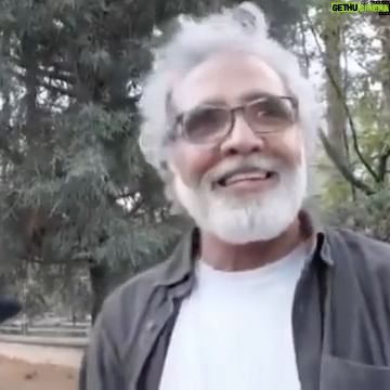 Parastoo Salehi Instagram - غم قفس به کنار، آنچه عقاب را پیر میکند، پرواز زاغ های بی سر و پاست!!! . دیروز که این فیلم و دیدم اومدم یک چیزی بنویسم گفتم صبر کنم شاید من زیادی حساس شدم و زود بهم برمی خوره ولی دیدم نه حس خیلی ها همینه البته این شخص سالهاست به طرق مختلف اعلام کرده چجور آدمی هست و موضعش چیه و ... اما این خنده ها و خونسردی و تریپ به کتفم ایشون چندش آوره تهوع آوره نفرت انگیزه ... چه اصراریه که بعضی هاتون که سابقه هنری خوبی هم دارید گند بزنید به خودتون و باورهای ما!؟؟؟ وقتی هنرمند به خدمت سیاست و سیاستمداران درمیاد چیزی جز نفرت برداشت نخواهد کرد حیف و صد افسوس از انسان های آزاده که می روند و ... تاریخ چه داستان ها بنویسد از شمایان حس شما چیه رفقا ؟؟؟ . ای مگس عرصه سیمرغ نه جولانگه توست عرض خود میبری و زحمت ما میداری #داریوش_مهرجویی #بهروز_افخمی #پرستو_صالحی