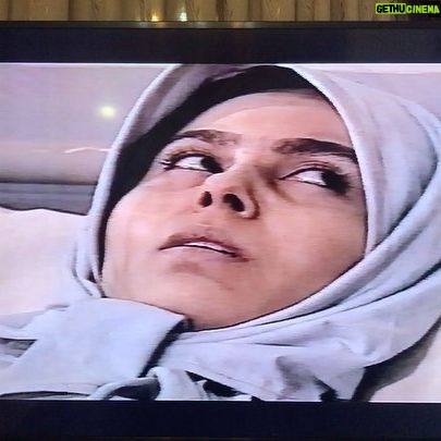 Parastoo Salehi Instagram - دروغ چرا امروز موقع بازپخش سریال هنگامه بعد از نوزده سال، گریه کردم خودمم یادم رفته بود قبلا چیکاره بودم اونهمه سال کار و زحمت انگار شده باد هوا ... هی از خودم پرسیدم کی مقصره؟ دیدم هیچکس، فقط خودم. زبان سرخ سر سبز می دهد بر باد !!! به خودم گفتم خب الان راضی هستی؟ چی درست شد!؟ گیریم که حرفاتم همیشه زدی، سکوتم نکردی، اوضاع فرقی کرد؟ مملکت آباد شد؟ یکی رفت یکی بدتر اومد و درد مردمم ذره ذره شد خروار ... عاقبت کله ای که باد داشت و همیشه بوی قرمه سبزی میداد، شد غربت. شایدم دارم خودمو گول میزنم که انتخاب خودمه و راضی ام. تهه همه ی این حرف ها دلم برای بازیگری تنگ شده برای دوربین، بوم صدا، آیینه گریم، چایی های راه به راه پشت صحنه و ... نزدیک شصت تا سریال و فیلم تلویزیونی و سینمایی بازی کردم که حتی خودمم خیلی هاشونو یادم نیست چه برسه به یاد مردم ... واقعا وقتی حال من کمترین امروز با دیدن یک کار قدیمیم اینه، حال فردین و ناصر ملک مطیعی و رضا بیک ایمانوردی و بهروز وثوقی و پوری بنایی و فروزان و بهمن مفید و وحدت و مرتضی عقیلی و ... حال اونا چجوری بوده وقتی تو اوج، درست تو نقطه ی اوج پرواز بال هاشونو قیچی کردن !؟ لعنت به این بغض 😭😭😭 میگن آه مظلوم میگیره چرا سیاستمداران ما روز به روز گردنشون کلفت تر میشه پس!؟ خیلی ها میگن تقاص تو این دنیاست خدایا میشه تقاص پس دادن باعث و بانی های همه اینارو من ببینم و بمیرم 🙏🏻🙏🏻🙏🏻🙏🏻🙏🏻 . . #پرستو_صالحی #پرستو_صالحی #بازیگر #سینما #تلویزیون #تئاتر #parastoo_salehi #parastoo_salehi