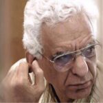 Parastoo Salehi Instagram - کیومرث پور احمد جسور صادق شریف مهربان بزرگ درست شبیه فیلمهایش، غمخوار مردم بود، صدای مردم و ... منفعت طلب و کاسه لیس حکومت نبود بابت همین صحبت ها در مراسم تشییع خشایار الوند چهار سال پیش احضارش کردن . وقتی منو برای پرونده ی اقدام علیه امنیت ملی و تشویش اذهان عمومی احضار کرده بودن دادسرا به من گفتن اگه شما دسترسی داری به آقای پوراحمد بگو بهشون احضاریه فرستادیم نبودن پنج روز ضرب العجل دارن وگرنه بازداشت، اومدم از دادسرا بیرون بهشون زنگ زدم و گفتم باید برید دادسرای فرهنگ و رسانه وگرنه میگیرنتون، ککشونم نگزید ترس تو قاموسشون راه نداشت ... بردن و آوردن و وثیقه ازشون گرفتن یعنی انقدر بی شرفن اینا، تازه این یک موردش هست که من به علت همزمانی پرونده هامون در یک شعبه دادسرا به چشم دیدم. تاریخ باید بنویسه رژیم جمهوری اسلامی چه فشاری به هنرمندان غیر حکومتی و دغدغه مند آورد چه محرومیت ها و ممنوعیت ها، چه آزارهای روحی و روانی، این حکومت جز قتل و غارت و تباهی چیزی برای مردم ایران نداشته و‌ نداره ، ریشته تون بخشکه که سراپا ظلمید وجنایت . استاد کیومرث پور احمد تا همیشه در یادم زنده اید اگر به مرگ طبیعی می رفتید اینطور دلم پاره پاره نمیشد دیدم چی کشیدید دیدم آزارتون دادن من درد و رنج خیلی هاتونو دیدم و حالا داغ شما تا همیشه بر دلم خواهد بود 😭😭😭😭💔 نه این اشک سر باز ایستادن ندارد ... تسلیت به خانواده ی عزیز پوراحمد 🙏🏻😭🖤 #ایران #همبستگی #زن_زندگی_آزادی #مرد_میهن_آبادی ‏‎#آزادی#آزادی_بیان #مهسا_امینی #نیکا_شاکرمی #پرواز۷۵۲ #آبان۹۸ #مادران_آبان #۸۸ #زندانی_سیاسی #توماج_صالحی #فریدون_فرخزاد #بکتاش_آبتین #پرستو_صالحی ‏#parastoo_salehi #Iran #freedom #women_life_freedom #mahsa_amini