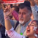 Parastoo Salehi Instagram – این تصویری از ایران منه، ایران ما، ایرانی که مردمش اینگونه دلشون برای هم میتپه ۴۳ سال تلاش کردین تفرقه بندازید بین این مردم هرچه ریشتید پنبه شد، این اشک های از ته دل گواه ماست و این یکی از زیباترین تصاویر امروز در برلین بود 
پاینده باد ایران پاینده باد ایرانی 🙏🏻❤️

.
.
#نه_به_جمهوری_اسلامی 
‏‎#نه_به_حکومت_دینی # #نه_به_حجاب_اجباری #ایران #همبستگی #زن_زندگی_آزادی 
‏‎#آزادی#آزادی_بیان #مهسا_امینی #پرواز۷۵۲ #آبان۹۸ #مادران_آبان #۸۸ #زندانی_سیاسی #زینب_موسوی #محمود_شهریاری #مجید_توکلی #حسین_رونقی #جعفر_پناهی #محمد_رسول_اف #فریدون_فرخزاد #بکتاش_آبتین #پرستو_صالحی 
‏#parastoo_salehi #actress #Iran #freedom #mahsa_amini