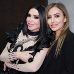 Parastoo Salehi Instagram - در این عکس ها یک دنیا حرف نهفته ست ... چرا تو مملکت خودمون نه !؟ با تک تکتون کلی خاطره دارم با شهره جون که لحظه ای که عاشق شدم ترانه ی شب شب شعر و شوره از ضبط صوت پخش میشد و شخص مورد نظرم باهاش می رقصید😉 از خاطره خودمو خالم با ترانه ی منم عکساتو پاره کردم که نگووو دختر مشرقی و ... شهرام جون با اون صدای شش دُنگ که مادرم عاشق ترانه ی توبه کردمشونه و خودم با ترانه ی احساس شون قشنگ می میرم از محمد خردادیان که منی که دوستام مسخره ام می کردن که به جای رقص بال بال میزنم ازشون رقص یاد گرفتم با اون وجود شیرین و دوست داشتنیش نه من خیلی ها رقص و از ایشون یاد گرفتن و علیرضا امیر قاسمی که تمام عیدها منتظر بودیم ویدئو برنامه هاش برسه ایران و ما هنرمندان محبوبمونو ببینیم و بشنویم ... بهارک شد خواهرم تو غربت و ریحانه رفیقی که عین بچه ام دوسش دارم و دکتر داداش زاده ی نازنین که همیشه مهربونی هاش شامل حال منو مامانم هست ، تک تک تونو خیلی دوست دارم و الهی یه روز همه ی مهاجرای اجباری برگردن به ایران و همه کنار هم آزاد و شاد باشیم و دغدغه مون فقط باشه آبادی ایران و بس آمین 🥺🙏🏻 ❤️🤍💚 ۷ فروردین ۱۴۰۳ . #ایران #شهره_صولتی #شهرام_صولتی #محمد_خردادیان #علیرضا_امیرقاسمی #بهارک_صالح_نیا #ریحانه_پارسا #پرستو_صالحی . @shohreh @shahramsolati @alireza_amirghassemi @mohammad.khordadian @baharak_salehniya @reyhaneparsaj @dr.naser_dadaszade
