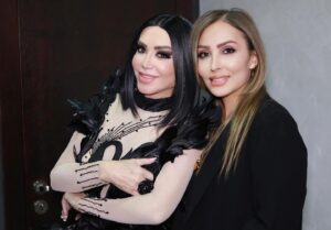 Parastoo Salehi Instagram - در این عکس ها یک دنیا حرف نهفته ست ... چرا تو مملکت خودمون نه !؟ با تک تکتون کلی خاطره دارم با شهره جون که لحظه ای که عاشق شدم ترانه ی شب شب شعر و شوره  از ضبط صوت پخش میشد و شخص مورد نظرم باهاش می رقصید😉 از خاطره خودمو خالم با ترانه ی منم عکساتو پاره کردم که نگووو دختر مشرقی و ... شهرام جون  با اون صدای شش دُنگ که مادرم عاشق ترانه ی توبه کردمشونه و خودم با ترانه ی احساس شون  قشنگ می میرم از محمد خردادیان که منی که دوستام مسخره ام می کردن که به جای رقص بال بال میزنم ازشون رقص یاد گرفتم با اون وجود شیرین و دوست داشتنیش نه من خیلی ها رقص و از ایشون یاد گرفتن و علیرضا امیر قاسمی که تمام عیدها منتظر بودیم ویدئو برنامه هاش برسه ایران و ما هنرمندان محبوبمونو ببینیم و بشنویم ... 
بهارک شد خواهرم تو غربت و ریحانه رفیقی که عین بچه ام دوسش دارم  و دکتر داداش زاده ی نازنین که همیشه مهربونی هاش شامل حال منو مامانم هست ، تک تک تونو خیلی دوست دارم و الهی یه روز همه ی مهاجرای اجباری برگردن به ایران و همه کنار هم آزاد و شاد باشیم و دغدغه مون فقط باشه آبادی ایران و بس آمین 🥺🙏🏻
❤️🤍💚
۷ فروردین ۱۴۰۳
.
#ایران #شهره_صولتی #شهرام_صولتی #محمد_خردادیان #علیرضا_امیرقاسمی #بهارک_صالح_نیا  #ریحانه_پارسا #پرستو_صالحی
.
@shohreh 
@shahramsolati 
@alireza_amirghassemi 
@mohammad.khordadian 
@baharak_salehniya 
@reyhaneparsaj 
@dr.naser_dadaszade
