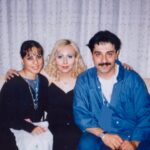 Parastoo Salehi Instagram - فکر کنم بیست سال از این عکس میگذره و مایی که با هم بزرگ شدیم با هم تجربه کردیم غم، شادی و ... رفاقت که نه خواهرانگی مون با بهار و خانواده اش از دبیرستان شروع شد و امروز هر کدوممون به جبر زمانه در یک کشوریم و دور از هم، ولی ایمان دارم یک روزی که خیلی دور نیست باز همگی دور هم جمع میشیم در ایران آزاد 🙏🏻🕊🤍 راستی هم بهار تئاتر داره در ونکوور کانادا به نام رویای آیدا و هم برزو در آمریکا به نام خانه امن و مطمئنم مثل ایران اونجا هم خواهند درخشید و عمو انوش مهربون از تو آسمون ها نگاهشون می کنه و لبخند میزنه 🕊🤍🙏🏻 قیافه هامونم اصلا خنده نداره خیلی هم قشنگیم مگه نه ؟؟؟😉😂❤️❤️🧿🧿🧿 . @arjmandborzou @bahar_arjmand @parastoosalehi56 #بهار_ارجمند #برزو_ارجمند #پرستو_صالحی #ایران #زن_زندگی_آزادی