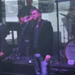 Parastoo Salehi Instagram - نریمان همیشه وقتی ترانه نازنین رو می خونه یاد من می کنه چون بهش گفتم این ترانه متن اولین نامه ی عاشقانه زندگی من بود از اولین عشق زندگیم ... ولی امشب هدیه ای به من داد بی همتا تربت حضرت عشق من خاک مزار فریدون فرخزاد و برام از آلمان آورده بود ... رفیق یک دنیا سپاس رفاقت و تموم کردی امشب خاک عزیزم کنارمه 🙏🏻❤️🌹 #فریدون_فرخزاد #نریمان #پرستو_صالحی