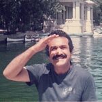 Parastoo Salehi Instagram - اوست نشسته در نظر من به کجا نظر کنم!؟ نهم مرداد بین ساعت نوزده تا بیست و سه ضربات چاقو نتوانست روح تو را به قتل برساند. تو ماندی و ماندگار شدی!!! حضرت عشقِ من، تو آن دوردست هارو می دیدی... یادت جاودانه ست در دل و جان دوستدارانت تا ابد و تو مرادی و من مریدت تا همیشه. در دشت های میهنم خوش آمدی، چو آمدی فریاد کردی این منم ، قاضی نیکی و بدی گفتی که آبی و هوا ، گفتی که خاکی و زمین بعد از شب و ناباوری ، رویای روزی و یقین گفتی فدای دوستی، دل می کنم ، جان می کنم گفتم که اینسان می روی ،گفتی که آنسان می کنم اما میان دشتِ خون دیدم هزاران زاغ را ، مرگ هزاران باغ را اکنون چو باغم در قفس ، اکنون چو دردم در نفس گفتی که دستت، دست ما ، گفتی که راهت، راه حق گفتی صدایت می برد، فریاد مارا تا شفق گفتی ز ریشه می کنم، بنیادهای بندگی سر می دهم آواز عشق، آواز عشق و زندگی گفتی زبان عشق را ، در عشق مردم دیده ای گفتی شکوه موج را ،در پرچمت پیچیده ای اما میان دشتِ خون دیدم هزاران زاغ را، مرگ هزاران باغ را اکنون چو باغم در قفس ، اکنون چو‌ دردم در نفس من گرگ بالان دیده ام من مرگ یاران دیده ام خاک وطن را ، زخمی از سم سواران دیده ام و تو که پیروز از منی ، دیروز و امروز از منی، خود گرگ کام آلوده ای کی دوستی، تو دشمنی فریدون فرخزاد اسفند ۱۳۵۸ #فریدون_فرخزاد #حضرت_عشق #پرستو_صالحی