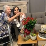 Parastoo Salehi Instagram - گفتم برای روز مادر از لحظه های خوب گذشته مون براتون فیلم بگذارم اولی آخرین تولدم در ایران درست قبل کرونا و بعدی یک مراسم که مال ۳۲ سال پیشه من ۱۳ سالم بود مامانمم خیلی جوون، تزریق ژل و پروتز گونه هم نبود 😉 مادرم دلیل بودنم، نفس کشیدنم روزت مبارک. خب از وقتی جنین بودم تو شکمت تا الان ته تهش سر جمع یک ماه هم ازت دور نبودم همین که شدیم عین زن و شوهرهای ناسازگار که همش با هم بحث می کنن تو ببخش هرچند خدایی حق با منه چون تو دختر حرف گوش کنی نیستی و حواست به سلامتیت نیست و منم حرص می خورم... خلاصه که بموتی برام تا همیشه🙏🏻😘❤️ رفقا لطفا دعا کنین این حساسیت دارویی که برای مامانم پیش اومد زود خوب بشه 🙏🏻🙏🏻🙏🏻 خدا همه مامانارو حفظ کنه الهی آمین 🙏🏻❤️‌ روز مادر مبارک Annelar günün kutlu olsun Happy Mother's Day . پی نوشت : یکبار دیگه هم توصیه می کنم در تغییرات داروهای سالمندان خیلی دقت کنین مخصوصا در بخش عوارض جانبی . #روز_مادر #happy_mothers_day #anneler_günün_kutlu_olsun