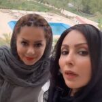 Parastoo Salehi Instagram - قصه از سال هفتاد و شش شروع شد پیش دانشگاهی نرجس، من و تو و مژگان ... شدی خواهرم، رفیقم ... فکر نمی کردم یه روزی فاصله مون از هم انقدر زیاد بشه 😭😭😭یادته سر فیلم قاتلی با بارانی مشکی باید بهت چاقو میزدم🙈 دستام میلرزید نمی تونستم، فیلم بود ولی من نمی تونستم حتی چاقو را بالا ببرم و به سمتت پایین بیارم، بعدم همدیگه رو بغل کردیم عین چی گریه کردیم همه می خندیدن بهمون ...🙈😩 ولی امشب شب توست تولدت مبارک بهارم هرچی آرزوی خوبه مال تو خواهرکم می بوسم روی ماهتو و دلم برای دیدنت پر میکشه 😘🌹❤️🎂🎂🎂 گفتم امسال عکس نزارم فقط لحظه های با هم بودنمون رو به اشتراک بگذارم البته غیر منشوری هاشو 😉😂 #بهار_ارجمند #پرستو_صالحی #سینما #تئاتر #تلویزیون #بازیگر @bahar_arjmand