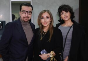 Parastoo Salehi Instagram - در این عکس ها یک دنیا حرف نهفته ست ... چرا تو مملکت خودمون نه !؟ با تک تکتون کلی خاطره دارم با شهره جون که لحظه ای که عاشق شدم ترانه ی شب شب شعر و شوره  از ضبط صوت پخش میشد و شخص مورد نظرم باهاش می رقصید😉 از خاطره خودمو خالم با ترانه ی منم عکساتو پاره کردم که نگووو دختر مشرقی و ... شهرام جون  با اون صدای شش دُنگ که مادرم عاشق ترانه ی توبه کردمشونه و خودم با ترانه ی احساس شون  قشنگ می میرم از محمد خردادیان که منی که دوستام مسخره ام می کردن که به جای رقص بال بال میزنم ازشون رقص یاد گرفتم با اون وجود شیرین و دوست داشتنیش نه من خیلی ها رقص و از ایشون یاد گرفتن و علیرضا امیر قاسمی که تمام عیدها منتظر بودیم ویدئو برنامه هاش برسه ایران و ما هنرمندان محبوبمونو ببینیم و بشنویم ... 
بهارک شد خواهرم تو غربت و ریحانه رفیقی که عین بچه ام دوسش دارم  و دکتر داداش زاده ی نازنین که همیشه مهربونی هاش شامل حال منو مامانم هست ، تک تک تونو خیلی دوست دارم و الهی یه روز همه ی مهاجرای اجباری برگردن به ایران و همه کنار هم آزاد و شاد باشیم و دغدغه مون فقط باشه آبادی ایران و بس آمین 🥺🙏🏻
❤️🤍💚
۷ فروردین ۱۴۰۳
.
#ایران #شهره_صولتی #شهرام_صولتی #محمد_خردادیان #علیرضا_امیرقاسمی #بهارک_صالح_نیا  #ریحانه_پارسا #پرستو_صالحی
.
@shohreh 
@shahramsolati 
@alireza_amirghassemi 
@mohammad.khordadian 
@baharak_salehniya 
@reyhaneparsaj 
@dr.naser_dadaszade