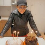 Parastoo Salehi Instagram – ۱۳۵۶/۸/۹
حدودهای همین ساعت در بیمارستان رضا پهلوی ( تجریش) به دنیا آمدم 
و این اولین تولدی ست که پایم روی خاک وطنم نیست. بی شک آرزوی من آرزوی خیلی از شماهاست!!!
پس به امید اون روز … 
سپاس برای تمام محبت ها و مهربونی هاتون، 
خانواده ی عزیزم دوستان گلم و مردمی که هرچه دارم از برکت وجودتونه عاشقتونم 🙏🏻🌹
ارادتمند پرستوی صالحی که دیگه بازیگر سابق نیست😉💪🏻
(در ضمن از بیرون اومدم سوپرایزم کردن ها نگین چرا تو خونه با کاپشنی 😉)
.
#پرستو_صالحی #پرستوصالحی
#بازیگر #سینما #تئاتر #تلویزیون 
#parastoosalehi
#parastoo_salehi #Actress #Cinema