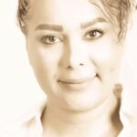 Parastoo Salehi Instagram - از پیش دانشگاهی نرجس تا امروز خودش یک عمره ...با هم چه روزهایی رو که نگذروندیم ولی هیچوقت فکر نمی کردیم انقدر دور بشیم از هم هر کدوم تو یک قاره اونم نا خواسته ولی شک ندارم بازم به هم می رسیم. خواهرم، بهارم تولدت مبارک دلم برات تنگ شده می بوسم روی ماهتو و برات بهترین بهترین هارو از خدا می خوام 🙏🏻❤️😘🎂 دوست دارم یه عالمه @bahar_arjmand #بهار_ارجمند