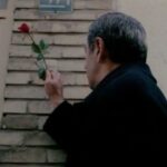 Parastoo Salehi Instagram - دروغ چرا امروز موقع بازپخش سریال هنگامه بعد از نوزده سال، گریه کردم خودمم یادم رفته بود قبلا چیکاره بودم اونهمه سال کار و زحمت انگار شده باد هوا ... هی از خودم پرسیدم کی مقصره؟ دیدم هیچکس، فقط خودم. زبان سرخ سر سبز می دهد بر باد !!! به خودم گفتم خب الان راضی هستی؟ چی درست شد!؟ گیریم که حرفاتم همیشه زدی، سکوتم نکردی، اوضاع فرقی کرد؟ مملکت آباد شد؟ یکی رفت یکی بدتر اومد و درد مردمم ذره ذره شد خروار ... عاقبت کله ای که باد داشت و همیشه بوی قرمه سبزی میداد، شد غربت. شایدم دارم خودمو گول میزنم که انتخاب خودمه و راضی ام. تهه همه ی این حرف ها دلم برای بازیگری تنگ شده برای دوربین، بوم صدا، آیینه گریم، چایی های راه به راه پشت صحنه و ... نزدیک شصت تا سریال و فیلم تلویزیونی و سینمایی بازی کردم که حتی خودمم خیلی هاشونو یادم نیست چه برسه به یاد مردم ... واقعا وقتی حال من کمترین امروز با دیدن یک کار قدیمیم اینه، حال فردین و ناصر ملک مطیعی و رضا بیک ایمانوردی و بهروز وثوقی و پوری بنایی و فروزان و بهمن مفید و وحدت و مرتضی عقیلی و ... حال اونا چجوری بوده وقتی تو اوج، درست تو نقطه ی اوج پرواز بال هاشونو قیچی کردن !؟ لعنت به این بغض 😭😭😭 میگن آه مظلوم میگیره چرا سیاستمداران ما روز به روز گردنشون کلفت تر میشه پس!؟ خیلی ها میگن تقاص تو این دنیاست خدایا میشه تقاص پس دادن باعث و بانی های همه اینارو من ببینم و بمیرم 🙏🏻🙏🏻🙏🏻🙏🏻🙏🏻 . . #پرستو_صالحی #پرستو_صالحی #بازیگر #سینما #تلویزیون #تئاتر #parastoo_salehi #parastoo_salehi