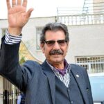 Parastoo Salehi Instagram - استاد عزت الله مهرآوران هم رفت ... بله ایشون واکسینه شده بودند ولی تا زمانی که همه ی مردم واکسینه نشوند ایمنی جمعی ایجاد نمیشه. آیا اگر به همین سرعتِ بعد انتخابات واکسیناسیون انجام می گرفت اینهمه خانواده ها داغدار عزیزانشان می شدند !؟ و ما همچنان نفهمیدیم تمام راه های بسته برای واردات واکسن چطور به یکباره باز شد !؟ اگر به همین راحتی و شدنی بوده نباید دولت قبلی به عنوان جنایتکار محاکمه بشه؟ و اگر بازی سیاسی بوده که وای بر من و مایی که بارها سیاه پوش عزیزانمان شدیم، خانواده ی هنر گوهرهای بی مانندی رو بر اثر کرونا از دست داد و ... یعنی واکسن پشت مرزهای کشور منتظر نتیجه انتخابات بوده؟ چقدر سوال تو ذهنمه بی جواب خدایا روح رفتگانمان شاد و صبر برای خانواده های عزادار ... عالیجناب عزت الله مهرآوران سفر به سلامت دلمون براتون تنگ میشه 😭🖤 . . #پرستوصالحی #پرستو_صالحی #بازیگر_سابق #parastoo_salehi #parastoosalehi