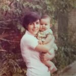 Parastoo Salehi Instagram - عمه فاطی خدا حافظ نبودم که کنارت باشم این آخری ها، فردا هم نیستم که بدرقه ات کنم .... به پدرم به خان جان به آقا جون به عمه بتول به خاله نسرین و نازنین به محمد آقا یاری که خدا خیلی زود ازت گرفت سلام برسون دلمون برات تنگ میشه عمه کوچیکه 🥺😭🖤 تسلیت به خانواده صالحی و تاسف بر تنها پسرت که قدر مادر را ندانست و تنهات گذاشت کتی جان ممنون بابت زحمات این مدتت ممنون که هم به مامان خودت رسیدی همه به عمه فاطی 🙏🤍🙏 #فاطمه_صالحی ۱۴۰۳/۱/۲۰ . عکس اول و دوم وسوم که منم و عمه عکس آخر از راست مامان زنده یاد محمد آقا شوهر عمه ام ، عمه فاطی و بابام من و امیرم اون پایینیم از یک عکس سه نفر موندیم ... دنیا همینقدر فانی ست