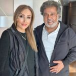 Parastoo Salehi Instagram - ببخشید پاک کردم دوباره گذاشتم چون پست برای همه قابل دیدن نبود . بله به آرزوم رسیدم خدایا شکرت 🙏🏻🙏🏻🙏🏻 گفته بودم از بچگی دوسشون داشتم عکسشون تو کیف پولم بود و ...ولی دروغ چرا یه وقتا می ترسیدم یک روزی ببینمشون و اون علاقه اون باور بهم بریزه ... ولی ولی ولی الکی آدمها انقدر بزرگ نمیشن هرچه قدر از بزرگی مهربانی و شفافیت و ... بگم کمه تولدتون مبارک داریوش خان اقبالی ای بزرگ موندنی، بهترین بهترین ها رو برای شما و عزیزانتان از خدا می خوام 🙏🏻❤️🎂 من به آرزوم رسیدم برای همه ی طرفدار صادق ایشون این لحظه ی ناب رو آرزو دارم در دل ایران عزیزمون آمین 🙏🏻 ❤️🤍💚 . @deghbali #داریوش #پرستوصالحی #پرستو_صالحی #ایران #آزادی #parastoosalehi #parastoo_salehi #iran #freedom