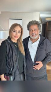 Parastoo Salehi Instagram - ببخشید پاک کردم دوباره گذاشتم چون پست برای همه قابل دیدن نبود . بله به آرزوم رسیدم خدایا شکرت 🙏🏻🙏🏻🙏🏻 گفته بودم از بچگی دوسشون داشتم عکسشون تو کیف پولم بود و ...ولی دروغ چرا یه وقتا می ترسیدم یک روزی ببینمشون و اون علاقه اون باور بهم بریزه ... ولی ولی ولی الکی آدمها انقدر بزرگ نمیشن هرچه قدر از بزرگی مهربانی و شفافیت و ... بگم کمه تولدتون مبارک داریوش خان اقبالی ای بزرگ موندنی، بهترین بهترین ها رو برای شما و عزیزانتان از خدا می خوام 🙏🏻❤️🎂 من به آرزوم رسیدم برای همه ی طرفدار صادق ایشون این لحظه ی ناب رو آرزو دارم در دل ایران عزیزمون آمین 🙏🏻 ❤️🤍💚 . @deghbali #داریوش #پرستوصالحی #پرستو_صالحی #ایران #آزادی #parastoosalehi #parastoo_salehi #iran #freedom