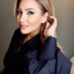 Parastoo Salehi Instagram - Happy New Year 🎅🏼🎄 Mutlu yıllar ❤️ سال نو میلادی مبارک الهی ۲۰۲۴ سرشار از شادی و سلامتی و موفقیت باشه برای همه ی مردم دنیا دور از جنگ و ظلم و دیکتاتوری حاکمان. صلح باشه و آزادی برای مردم جهان و آزادی و آبادی باشه برای مردم ایران .🙏🏻🕊🤍 ❤️🤍💚 . Makeup & Hair @helibeauty photographer📸 @asalzinatiphotography . #parastoosalehi #parastoo_salehi #actress #iran #پرستوصالحی #پرستو_صالحی #سینما #تئاتر #تلویزیون #بازیگر #ایران