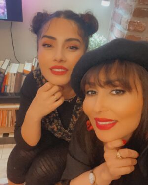 Parastoo Salehi Instagram - تو اون ابلاغیه شکایت طلاب قم یکی از موارد انداختن عکس با آدم های مکشوفه بود الان بهارک مکشوفه ست من میشم شکوفه ؟؟؟؟؟ 😂😂راستی این کلاهمم لبه نداره 🙈😉
یلداتون مبارک عزیزای دل 
الهی سال دیگه اونا که به همه حواله ی رفتن میدن رفته باشن و اونا که عاشق آب و خاکشونن برگشتن و همه کنار هم  بدون غصه و نگرانی برای خانواده هایی که نه سالهاست عید دارن نه یلدا و ... عکس از شادی هامون میذاریم الهی آمین 🙏🏻🙏🏻🙏🏻❤️
.
#پرستوصالحی #پرستو_صالحی 
#بازیگر #سینما #تئاتر  #تلویزیون #یلدا
#ایران 
#parastoo_salehi