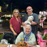 Parastoo Salehi Instagram - لحظه لحظه ی با تو بودن قشنگه البته نه اونوقتا که قرصای ویتامینتو میگم بخور و هربار یه بامبولی در میاری🙈 و نه اون موقع ها که واکر یه ور خونه ست تو یه ور دیگه و تنها بحث و جنگ و جدل ما سر همین چیزهاست چون من طاقت بیماری تورو ندارم و تو بحث سلامتی بهت سخت میگیرم و غر میزنم ولی بدون، بدونِ تو اصلا من، من نیستم بمونی برام تا همیشه تولدت مبارک و ببخش تو این سن و سال از خانواده ات از وطن دورت کردم ولی شک نکن ایران آزاد میشه و با هم برمی گردیم خونه🙏🏻❤️🧿😘🎂 و مرسی از دوستای خوبم که تو غربت نگذاشتن مامان احساس تنهایی کنه و کنارش بودن دوستون دارم رفقا ❤️😘 . و ممنون از رستوران ایرانی گلاب که درجه یک هستن 🌟👍🏻 @golabrestaurant . #پرستو_صالحی #مادر#ایران