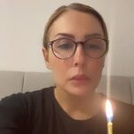 Parastoo Salehi Instagram – نهم آبان ، ۴۵ سالگی
داشتم فکر می کردم تو این سن چی دارم ؟
از سال ۸۴ که با یک اتفاق افتادم تو مسیر انتقاد و اعتراض و مطالبه گری زندگیم عوض شد،دیگه شد تهدید و تحقیر و احضار و کفیل و … و‌ناله و نفرین خانواده ام که آرامششون به این واسطه از بین رفت، اونور آبی ها می گفتن این تو ایران انقدر تند می نویسه چرا نمی گیرنش؟ فکر می کردن جمهوری اسلامی احمقه که آدم کوچیکی مثل منو تبدیل به قهرمان بکنه، بعدشم دیگه چیکار می خواستن بکنن ممنوع کاری،بی پولی، بازجویی، تحقیر و … فشار زندگی ناچارم کرده بود به تبلیغ آفتابه لگن تو اینستاگرام ، تا دادگاه آخرو به قید کفالت آزاد بودنو ممنوع خروجی که منتظر موندم تموم بشه بیام بیرون، چون دیگه بعدش زندان رفتنی بود که دردی از هیچکس دوا نمی کرد اومدم بیرون و … خبر رسید همونا باز میگن اینو تو ترکیه، حیاط خلوت جمهوری اسلامی چرا کاری نمی کنن؟ بازم خبر ندارن من پنجاه روزه فقط دو بار برای تظاهرات از خونه بیرون رفتم و شب ها در خونه رو از تو قفل می کنم البته برای خودم نمی ترسم ولی برای سرگردون شدن خانواده ام بعد من، تو کشور غریب می ترسم. خلاصه یک عده تا نکشنت باورت نمی کنن، تقریبا همه روزها شیرزن آریایی ام مگر یک کلمه خلاف نظر بعضی دوستان حرف بزنم که اونوقت مقامم به پرستوی نظام بودن نزول پیدا می کنه 😉 امثال من عین چوب دو سر گهیم هم از جمهوری اسلامی می خوریم هم از مخالفای جمهوری اسلامی هم از اطرافیانمون 
همه اینها رو نوشتم که بگم کورخوندین 🖕🏻😂🖕🏻من پرستوی صالحی با تمام فشارهای همه جانبه، تهدیدها و … ایستادم، دلسرد و نا امید نمیشم و دست از مبارزه بر نخواهم داشت و پاسخ سوال خودم به خودم که چی دارم در ۴۵ سالگی ؟ شرف شرف شرف، تولدم مبارک و آرزوی امشبم آزادی ایران و ایرانی ست و ترجیحم مرگ با عزت به جای زندگی با ذلت است.
.
#نهم_آبان #پرستو_صالحی
#حسین_رونقی
#نه_به_جمهوری_اسلامی 
‏‎#نه_به_حکومت_دینی # #نه_به_حجاب_اجباری #همبستگی #زن_زندگی_آزادی #مرد_میهن_آبادی 
‏‎#آزادی#آزادی_بیان #مهسا_امینی #پرواز۷۵۲ #آبان۹۸ #مادران_آبان #۸۸ #زندانی_سیاسی #زینب_موسوی #فاطمه_سپهری#محمود_شهریاری #مجید_توکلی #جعفر_پناهی #محمد_رسول_اف #فریدون_فرخزاد #بکتاش_آبتین
‏#parastoo_salehi #Iran #freedom #mahsa_amini