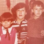Parastoo Salehi Instagram - عمه فاطی خدا حافظ نبودم که کنارت باشم این آخری ها، فردا هم نیستم که بدرقه ات کنم .... به پدرم به خان جان به آقا جون به عمه بتول به خاله نسرین و نازنین به محمد آقا یاری که خدا خیلی زود ازت گرفت سلام برسون دلمون برات تنگ میشه عمه کوچیکه 🥺😭🖤 تسلیت به خانواده صالحی و تاسف بر تنها پسرت که قدر مادر را ندانست و تنهات گذاشت کتی جان ممنون بابت زحمات این مدتت ممنون که هم به مامان خودت رسیدی همه به عمه فاطی 🙏🤍🙏 #فاطمه_صالحی ۱۴۰۳/۱/۲۰ . عکس اول و دوم وسوم که منم و عمه عکس آخر از راست مامان زنده یاد محمد آقا شوهر عمه ام ، عمه فاطی و بابام من و امیرم اون پایینیم از یک عکس سه نفر موندیم ... دنیا همینقدر فانی ست