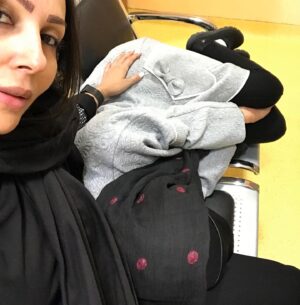 Parastoo Salehi Instagram - پارسال همچین روزی برای همیشه رفتی ...
برای من فرقی نکرده هر روز هستی، هر شب ...
ولی امان از دلتنگی برای صدات، برای نگاهت،برای دستات، برای اینکه سرتو بذاری روی پاهام ... 
خیلی پرسیدن ازم مادر دوم یعنی چی ؟ 
هیچ توضیحی ندارم براش فقط می دونم تو مادر دومم، دختر قشنگم و انگیزه ی زندگیم بودی و هستی و خواهی بود تا همیشه ... 
ببخش هنوز نمی تونم بگم روحت شاد، هنوز باور ندارم🖤🌹🙏🏻 
.
.
#پرستو_صالحی #پرستوصالحی 
#parastoosalehi
#parastoo_salehi