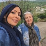 Parastoo Salehi Instagram - تولدت مبارک پاره ی تنم، تولدت مبارک نفسم، تولدت مبارک زندگیم❤️ یه سر سوزن با هم تفاهم نداریم، عین بچه های پشت هم همش تو کل کل و دعواییم، غر میزنیم سر هم یکسره، از اینکه تختت و گذاشتم تو اتاقم کلی شاکی هستی همیشه، ولی نمی دونی من بدون شنیدن صدای نفس هات خوابم نمی بره... چهل و سه ساله من بند دل توام و تو بند دل منی، جمعا سی روزم از هم دور نبودیم از زمانیکه تو شکمت بودم تا الان ... خدا حفظت کنه برام که تمام نا تمام من با تو تمام می شود و لاغیر ❤️🎂😘 . . #پرستوصالحی #پرستو_صالحی #بازیگر_سابق #مادر #paradtoosalehi #parastoo_salehi عکس از قدیمهاست
