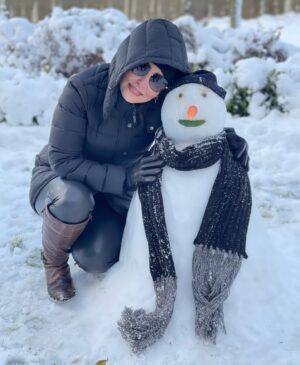 Parastoo Salehi Instagram - من و آدم برفی ❄️⛄️❤️
استانبول و ...
الهی حال دلتون همیشه خوب باشه 
الهی آمین 🙏🏻🙏🏻🙏🏻
.
#پرستوصالحی #پرستو_صالحی
#بازیگر #سینما #تئاتر #تلویزیون 
#ترکیه #استانبول 
#parastoo_salehi #parastoosalehi