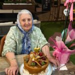 Parastoo Salehi Instagram - لحظه لحظه ی با تو بودن قشنگه البته نه اونوقتا که قرصای ویتامینتو میگم بخور و هربار یه بامبولی در میاری🙈 و نه اون موقع ها که واکر یه ور خونه ست تو یه ور دیگه و تنها بحث و جنگ و جدل ما سر همین چیزهاست چون من طاقت بیماری تورو ندارم و تو بحث سلامتی بهت سخت میگیرم و غر میزنم ولی بدون، بدونِ تو اصلا من، من نیستم بمونی برام تا همیشه تولدت مبارک و ببخش تو این سن و سال از خانواده ات از وطن دورت کردم ولی شک نکن ایران آزاد میشه و با هم برمی گردیم خونه🙏🏻❤️🧿😘🎂 و مرسی از دوستای خوبم که تو غربت نگذاشتن مامان احساس تنهایی کنه و کنارش بودن دوستون دارم رفقا ❤️😘 . و ممنون از رستوران ایرانی گلاب که درجه یک هستن 🌟👍🏻 @golabrestaurant . #پرستو_صالحی #مادر#ایران
