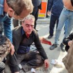 Parastoo Salehi Instagram – فرق هست بین سری که همت داد برای مردم سرزمینش با سری که روی تن خیلی از این نَرینه هاست!!!
سری که سر هوطنش رو نشونه میگیره 
سری که سر هموطنش رو میشکنه 
سری که قلب هموطنش رو جریحه دار 
می کنه به تنش زیاده، حتی حیف خاک.
تویی که این روزها و این شب ها یورش بردی سمت هموطنت حقوقی که سر ماه می بری خونه پول نون نیست پول خونه!!!
جمع کنید این بساط ظلم و بترسید از آه مظلوم 
شرف، وجدان، غیرت عرق وطن پرستی و هموطن دوستی در شما وجود ندارد به واقع شما اجنبی هستید. بیهوده دنبال دشمن مردم در خاک انگلیس و آمریکا می گردید آیینه خود گواه این معماست، کافی ست در آن بنگرید. 
.
.

#پرستوصالحی #پرستو_صالحی #بازیگر 
#اصفهان #چهارمحال_وبختیاری #خوزستان #کارون #سیستان_بلوچستان #ایران  #ایران