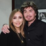 Parastoo Salehi Instagram - در این عکس ها یک دنیا حرف نهفته ست ... چرا تو مملکت خودمون نه !؟ با تک تکتون کلی خاطره دارم با شهره جون که لحظه ای که عاشق شدم ترانه ی شب شب شعر و شوره از ضبط صوت پخش میشد و شخص مورد نظرم باهاش می رقصید😉 از خاطره خودمو خالم با ترانه ی منم عکساتو پاره کردم که نگووو دختر مشرقی و ... شهرام جون با اون صدای شش دُنگ که مادرم عاشق ترانه ی توبه کردمشونه و خودم با ترانه ی احساس شون قشنگ می میرم از محمد خردادیان که منی که دوستام مسخره ام می کردن که به جای رقص بال بال میزنم ازشون رقص یاد گرفتم با اون وجود شیرین و دوست داشتنیش نه من خیلی ها رقص و از ایشون یاد گرفتن و علیرضا امیر قاسمی که تمام عیدها منتظر بودیم ویدئو برنامه هاش برسه ایران و ما هنرمندان محبوبمونو ببینیم و بشنویم ... بهارک شد خواهرم تو غربت و ریحانه رفیقی که عین بچه ام دوسش دارم و دکتر داداش زاده ی نازنین که همیشه مهربونی هاش شامل حال منو مامانم هست ، تک تک تونو خیلی دوست دارم و الهی یه روز همه ی مهاجرای اجباری برگردن به ایران و همه کنار هم آزاد و شاد باشیم و دغدغه مون فقط باشه آبادی ایران و بس آمین 🥺🙏🏻 ❤️🤍💚 ۷ فروردین ۱۴۰۳ . #ایران #شهره_صولتی #شهرام_صولتی #محمد_خردادیان #علیرضا_امیرقاسمی #بهارک_صالح_نیا #ریحانه_پارسا #پرستو_صالحی . @shohreh @shahramsolati @alireza_amirghassemi @mohammad.khordadian @baharak_salehniya @reyhaneparsaj @dr.naser_dadaszade